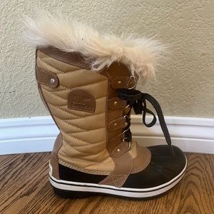 Girls Sorel boots size 4